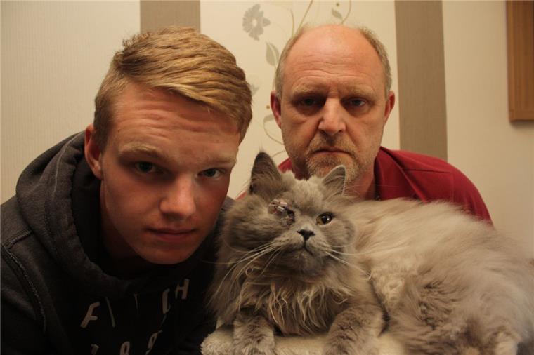 Marvin (links) und Volker Röper mit ihrem geliebten Kater Balou. Unbekannte haben in Lunestedt mit einem Luftgewehr auf das Tier geschossen und es am Kopf schwer verletzt.   