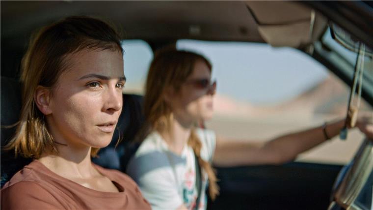 Aylin Tezel in Arte-Literaturverfilmung Mascha (Aylin Tezel, li.) fährt mit Tal (Yuval Scharf) im Auto