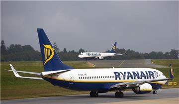 Maschinen vom Typ Boeing 737-800 der irischen Fluglinie Ryanair stehen auf einem Flugfeld.