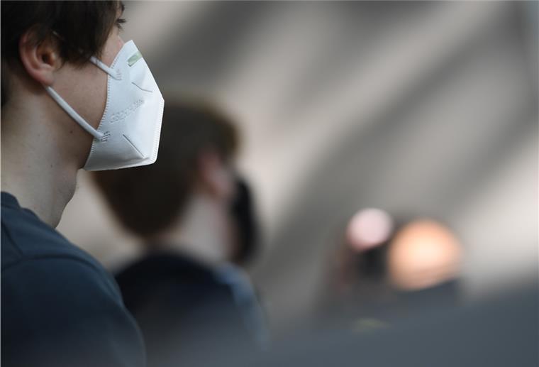 Sperrstunde gilt für das Cuxland Maske tragen wird nun auch draußen in gewissen Situationen dringend empfohlen.