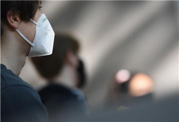 Maske tragen wird nun auch draußen in gewissen Situationen dringend empfohlen.