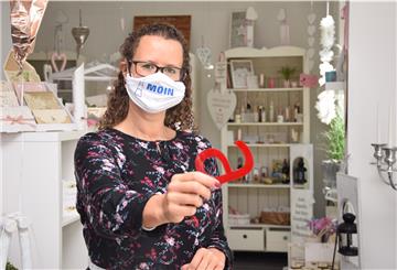 Masken mit Schutzclips aus Vlies, Kunstleder oder Holz und ein Türöffner, um keine Klinken anfassen zu müssen – das sind die Geschäftsideen von Arischa Schmitz.