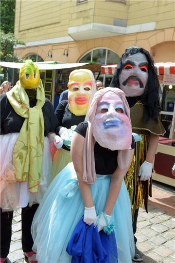 Maskenball beim Straßenfest in der &quot;Alten Bürger&quot;. Foto Schimanke