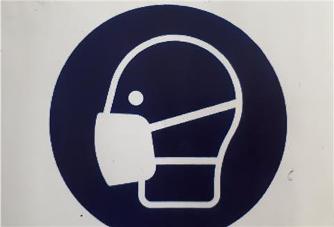 Maskenpflicht gilt im Landkreis Rotenburg aktuell wegen des hohen Inzidenswertes auch unter freiem Himmel auf Parkplätzen, etwa von Discountern und Supermärkten.