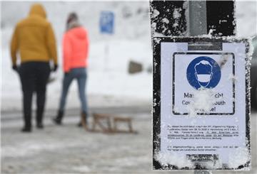 Maskenpflicht selbst beim Rodeln: Die Pandemie diktiert gerade die Regln. Wann wie gelockert werden kann, diskutiert nun Ministerpräsident Stephan Weil.