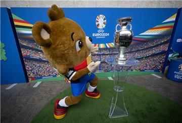 Maskottchen Albärt steht während der Präsentation des EM-Pokals im Berliner Olympiastadion neben dem Pokal. Am Donnerstag gibt es wohl die letzte große Chance auf Tickets.