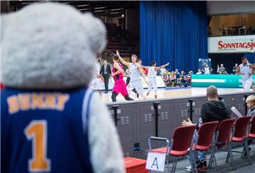 Maskottchen Dunky wirft einen wehmütigen Blick Richtung Spielfeld. Den Eisbären bleibt der Weg in die BBL aus wirtschaftlichen Gründen versperrt.