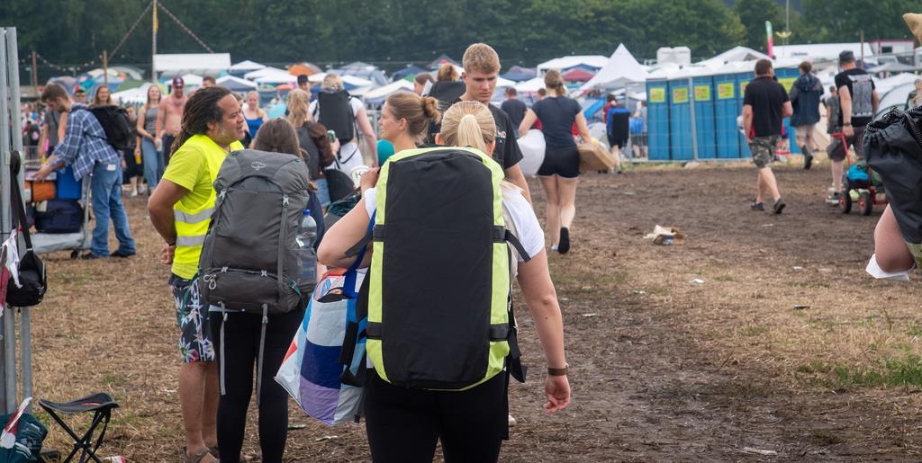 Massenandrang zum Camp des Deichbrand-Festivals am Start-Donnerstag. Foto Schesc...