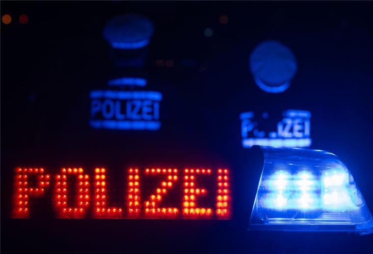 Massenschlägerei legt Bahnverkehr lahm.