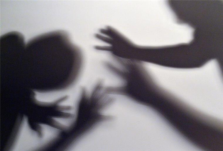 Brutale Schul-Schlägerei: 14-Jährige schwer verletzt! ILLUSTRATION - 15.10.2012, Berlin: Ein von Schülern gemaltes Verbotsschild, zusammengesetzt aus Kacheln, ist in einer Schule im Eingangsbereich zu sehen. (zu dpa: «Gewalt unter Schülerinnen - Mädchen aus Klinik entlassen»)