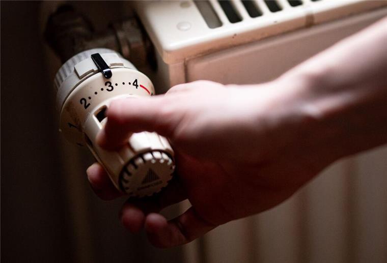 Gericht schiebt überteuerter Fernwärme den Riegel vor Eine Person benutzt einen Heizkörper in einer Berliner Altbauwohnung.