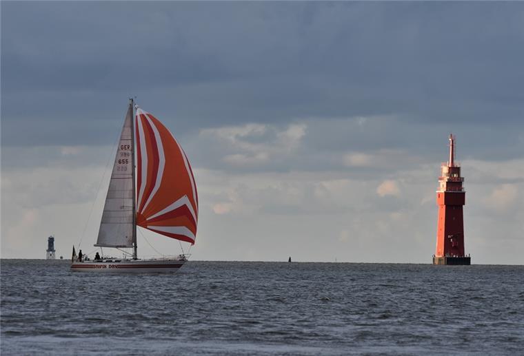 Ein Segelboot auf dem Wasser.