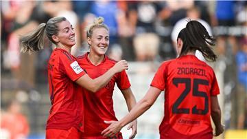 Matchwinnerin Sembrandt (l) führte den FC Bayern mit zwei Toren zum Auftaktsieg.