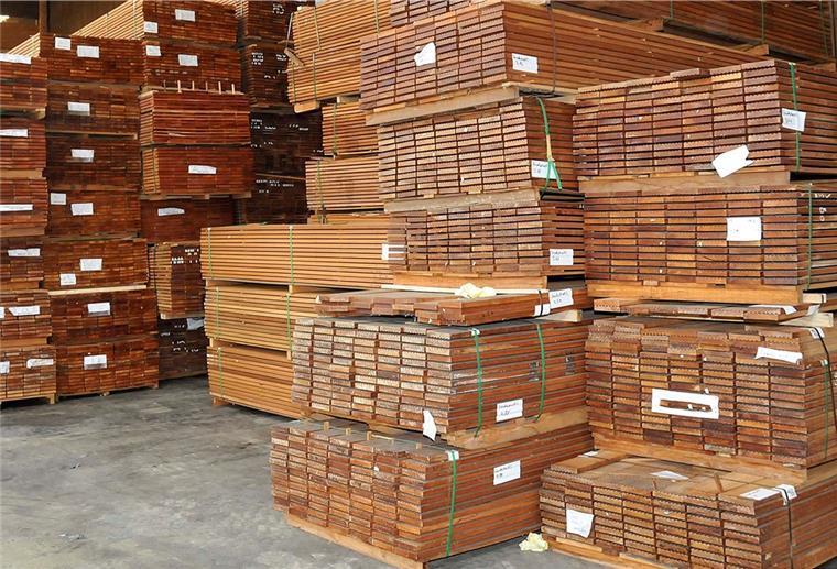 Materialknappheit, beispielsweise beim Bauholz, wirkt sich auf den Arbeitsmarkt in der Wesermarsch negativ aus.