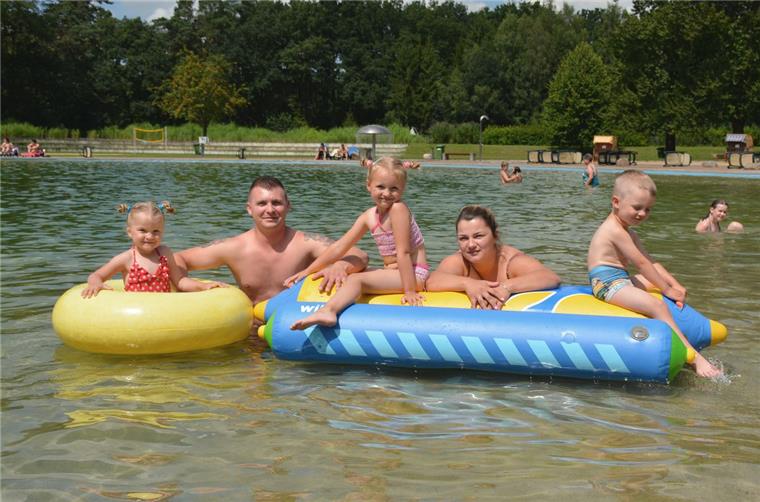 Mateusz Wincenjnsz und seine Familie nahmen am Nachmittag das Angebot zur Nutzung von Spielgeräten im Naturbad Zeven wahr. Das nächste Event steht mit der DLRG-Badeparty am 29. Juli an.