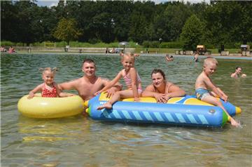 Mateusz Wincenjnsz und seine Familie nahmen am Nachmittag das Angebot zur Nutzung von Spielgeräten im Naturbad Zeven wahr. Das nächste Event steht mit der DLRG-Badeparty am 29. Juli an.