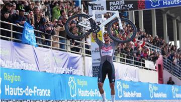 Mathieu van der Poel feiert seinen dritten Sieg in Serie.