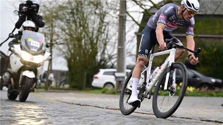 Mathieu van der Poel wurde vor seinem Sieg bei Paris-Roubaix mit einer Flasche beworfen. 