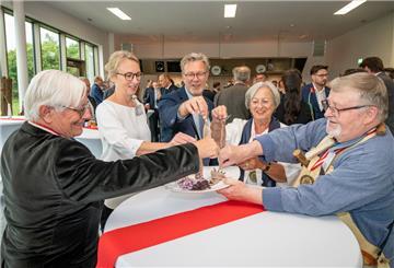 Matjes-Anbiss mit dem Preisträger (von links): Präsident Rolf Mrotzek, Rabea Diekmann und Gerd Kraus, Barbara Riechers-Kuhlmann und „Salzer“ Gerd Blancke. 
