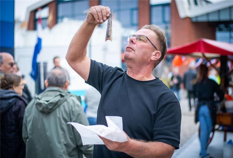 Ganz schön fischig! Bilder der Fischparty im Fischereihafen Bremerhaven Matjesfachmann Lammert Wiers brachte seine Delikatessen aus den Niederlanden wieder mit.