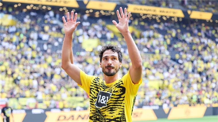 Klopp wieder in Schwarz-Gelb - Euphorie bei Kurz-Comeback Mats Hummels wurde vor der Dortmunder Südkurve gefeiert
