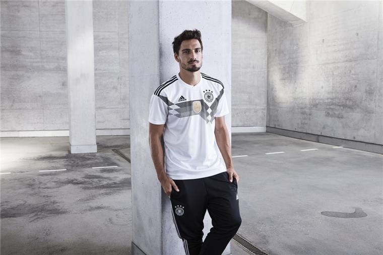 Mats Hummels zeigt das neue Trikot der deutschen Fußball-Nationalmannschaft für die Fußball-Weltmeisterschaft. Es erinnert an den vorletzten WM-Sieg im Jahr 1990 in Rom.
