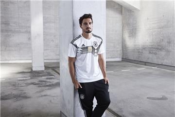 Mats Hummels zeigt das neue Trikot der deutschen Fußball-Nationalmannschaft für die Fußball-Weltmeisterschaft. Es erinnert an den vorletzten WM-Sieg im Jahr 1990 in Rom.
