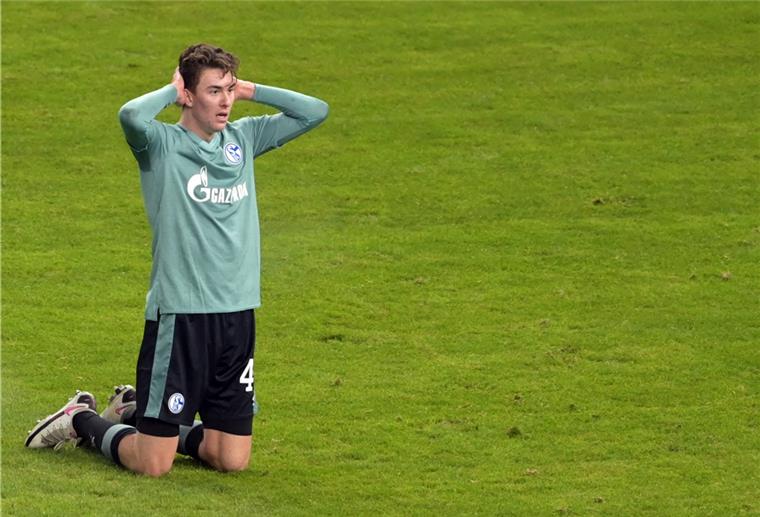 Schalke bleibt Tabellenschlusslicht Matthew Hoppe von Schalke ärgert sich über eine verpasste Chance.