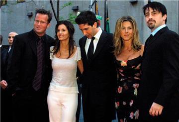 Matthew Perry (l) und Courteney Cox spielten in der Serie „Friends“ ein Paar.
