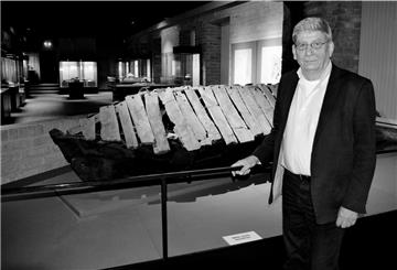 Matthias D. Schön – hier vor einem Boot von der Fallward, das Bestandteil der Dauerausstellung in der Burg Bederkesa ist – verstarb im Alter von 66 Jahren.