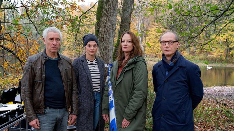 Der Sohn der Kommissarin - „Unter anderen Umständen“ Matthias Hamm (Ralph Herforth, l-r), Alwa Sörensen (Lisa Werlinder), Jana Winter (Natalia Wörner), Arne Brauner (Martin Brambach) sind Kollegen.