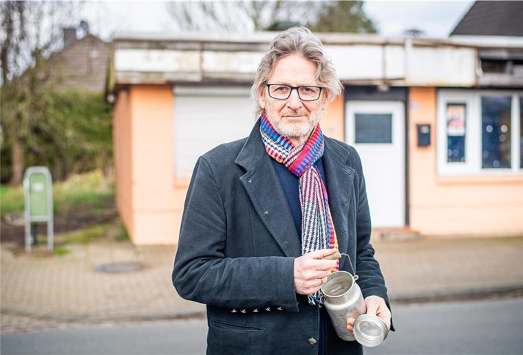 Matthias Höllings hat die kleine Kanne, mit der er als Kind die Milch gegenüber der Molkerei abzapfte, immer noch.