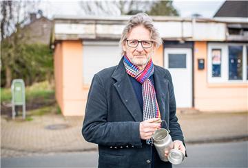 Matthias Höllings hat die kleine Kanne, mit der er als Kind die Milch gegenüber der Molkerei abzapfte, immer noch.