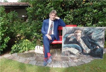 Matthias Höllings präsentiert eines der 111 zur Wahl stehenden Bilder von Maria Misselhorn und von ihrem Ehemann Fritz Dehn. 