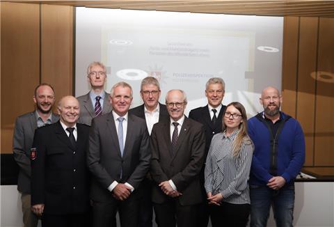 Matthias Hoog (von links), Thomas Teuber, Johannes Kiers, Thomas Ring, Jürgen Schulz, Hermann Luttmann, Torsten Oestmann, Kim-Katrin Hensmann und Frank Ziemann.