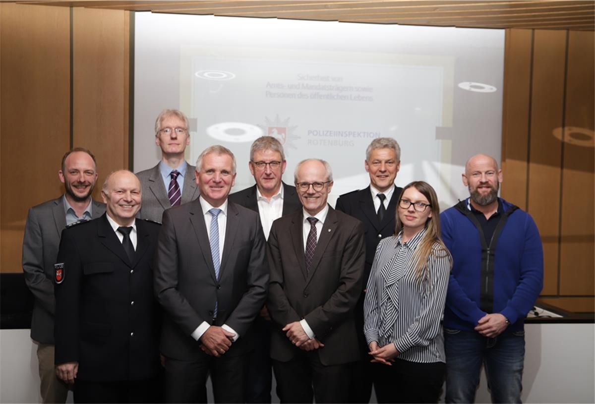 Matthias Hoog (von links), Thomas Teuber, Johannes Kiers, Thomas Ring, Jürgen Schulz, Hermann Luttmann, Torsten Oestmann, Kim-Katrin Hensmann und Frank Ziemann.