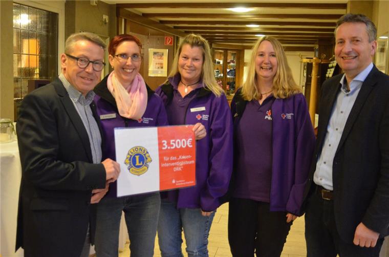 Matthias Prüß (links) übergab im Namen des Lions-Club Zeven 3500 Euro an DRK-Kreisgeschäftsführer Rolf Eckhoff sowie Andrea Grabau, Ines Gieschen und Alexandra Rothgeber (von rechts) vom Kriseninterventionsteam.  