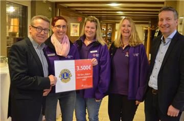 Matthias Prüß (links) übergab im Namen des Lions-Club Zeven 3500 Euro an DRK-Kreisgeschäftsführer Rolf Eckhoff sowie Andrea Grabau, Ines Gieschen und Alexandra Rothgeber (von rechts) vom Kriseninterventionsteam.  