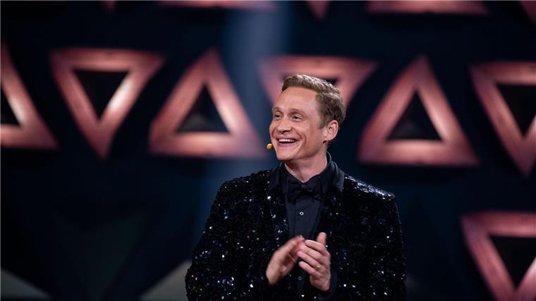 Matthias Schweighöfer hat in der vorherigen Ausgabe von „Wer stiehlt mir die Show?“ das Finale gewonnen und durfte die Moderation übernehmen.