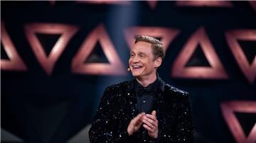 Matthias Schweighöfer hat in der vorherigen Ausgabe von „Wer stiehlt mir die Show?“ das Finale gewonnen und durfte die Moderation übernehmen.