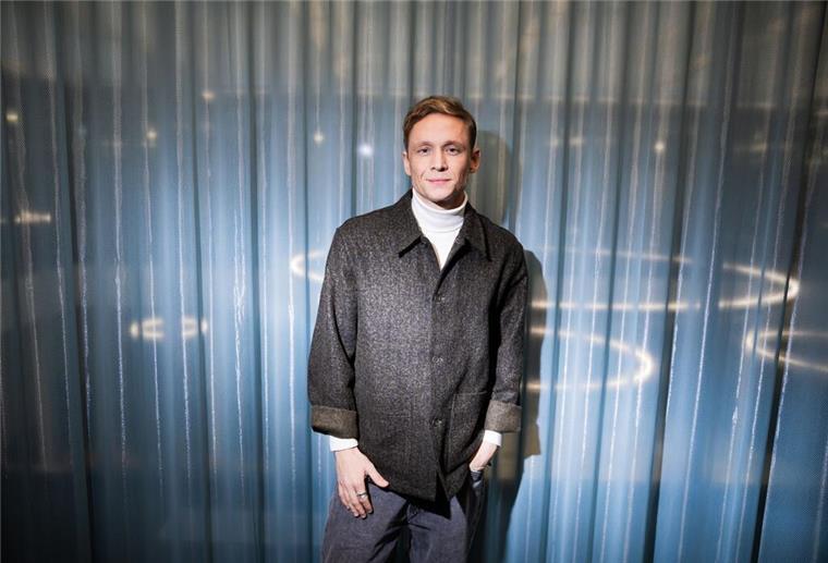 Matthias Schweighöfer: „Ich kann nicht wirklich gut singen“ Matthias Schweighöfer spielt im neuen Film „Girl You Know It’s True“ die Rolle des Produzenten der Band Milli Vanilli.