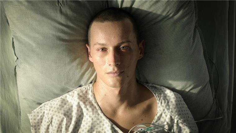 „Doktor Ballouz“: Chefarzt mit dem Rezept für Empathie Matti (Lennart König) wartet auf die rettende Knochenmarkspende.
