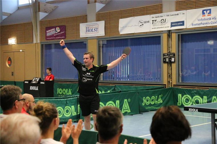 Matti von Harten jubelt über den Klassenerhalt mit dem TSV Lunestedt. 
