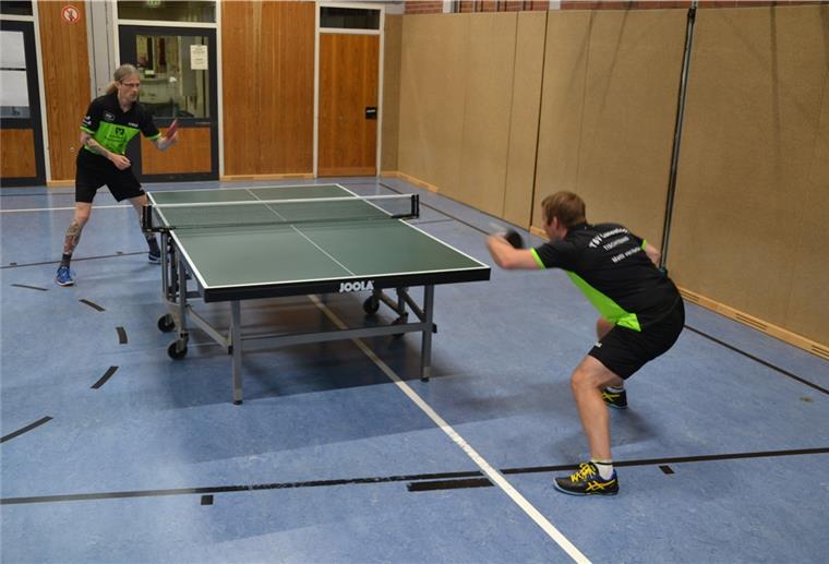 Ex-Erstligaspieler Neumann verstärkt Lunestedts Tischtennisteam Matti von Harten (vorne) trainiert mit Elger Neumann, Neuzugang des TSV Lunestedt.