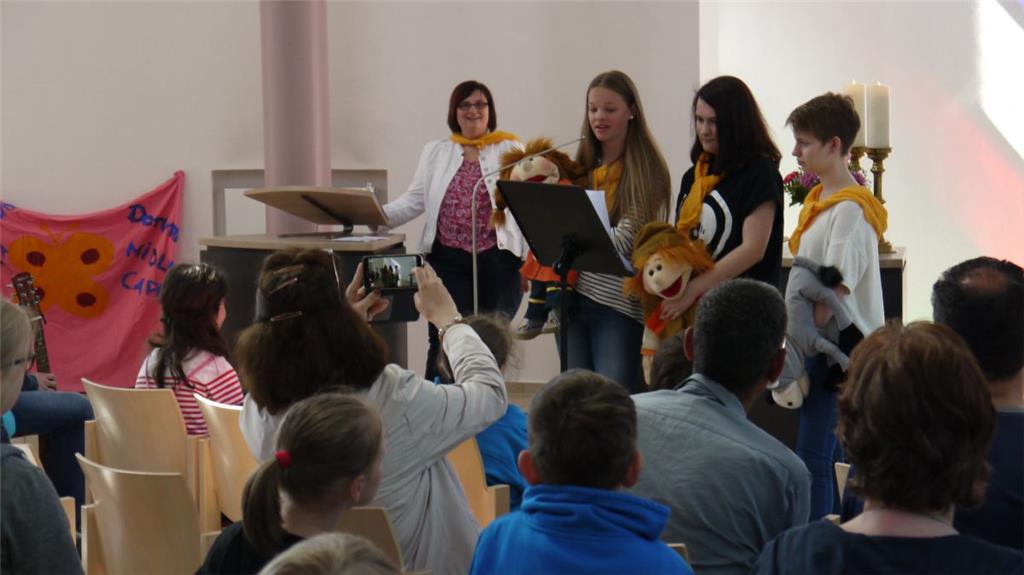 Matz Fiete und Sophie lassen sich von der Eselin Laila eine Geschichte über die Klugheit der Esel erzählen.