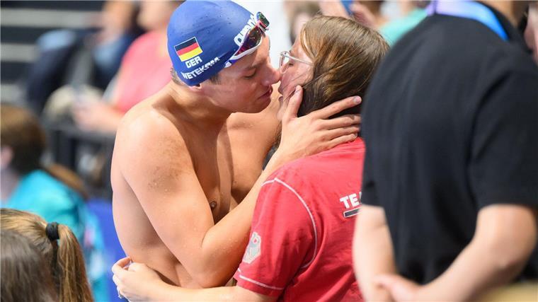 Maurice Wetekam freut sich mit seiner Freundin über eine Medaille.