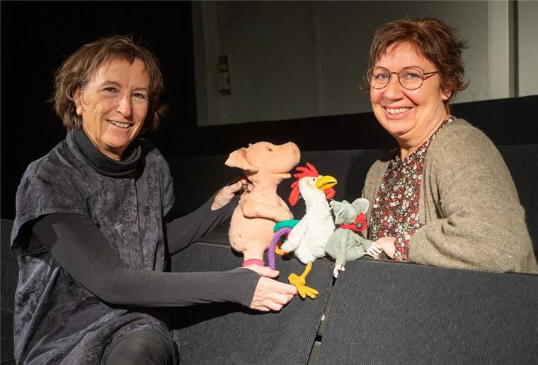 Bremerhavener Figurentheater besticht mit wenigen Worten Ulrike Andersen (links) und Ulrike Wefer sitzen im Figurentheater Bremerhaven.