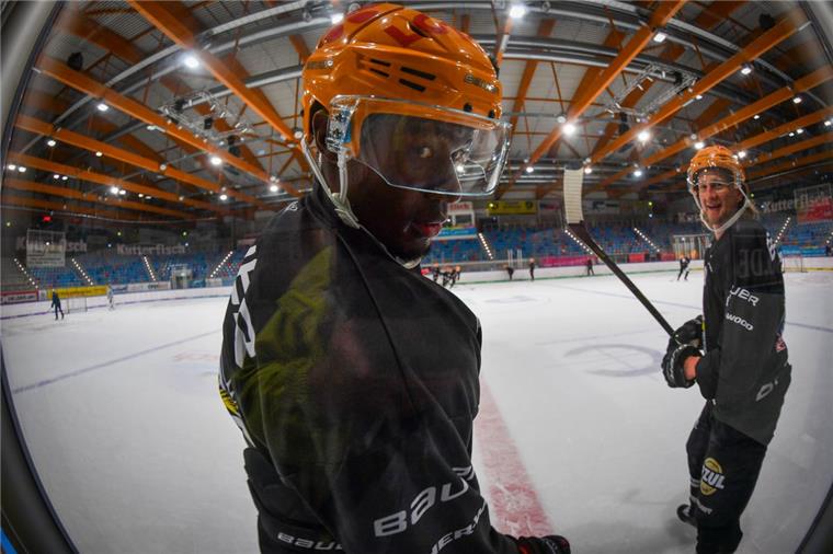 Fischtown Pinguins wollen die Kölner Haie zähmen Max Fortunus (links) hat mit den Fischtown Pinguins bisher in jedem der sechs DEL-Spiele gepunktet. Diese Erfolgsserie wollen die Bremerhavener auch gegen Köln weiter ausbauen.