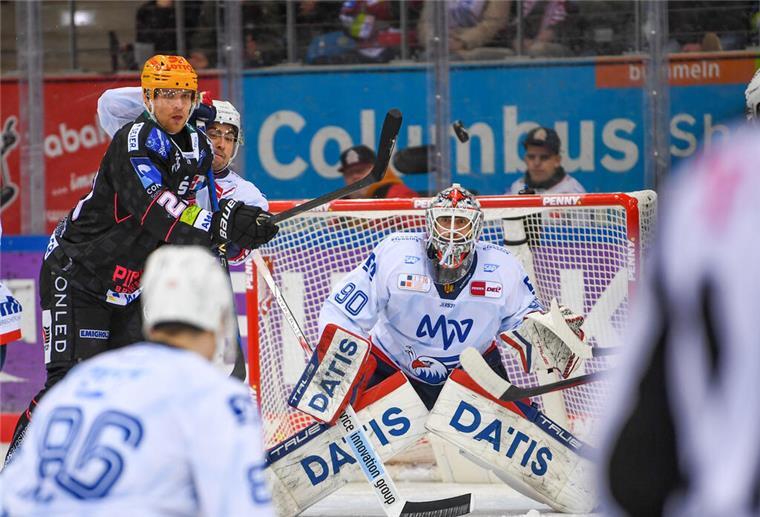 Max Görtz spielt Volleypuck im Nachholspiel in der DEL mit den Fischtown Pinguins und den Mannheimer Adlern in der Eisarena.