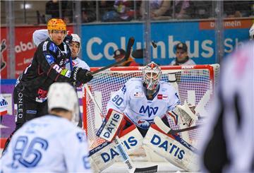 Max Görtz spielt Volleypuck im Nachholspiel in der DEL mit den Fischtown Pinguins und den Mannheimer Adlern in der Eisarena.
